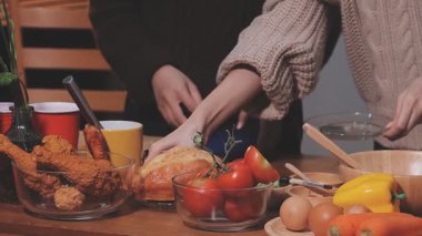 Genç çiftin birlikte evde mutfakta yemek.