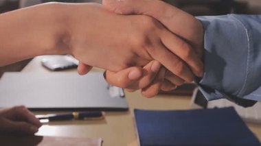 Toplantı bittikten, ticaret anlaşması imzalamak ve bir ortağı olmak için iyi bir anlaşma tartışırken sonra titreyen eller iş sözleşme her iki şirketin, başarılı bir iş adamı el sıkışma