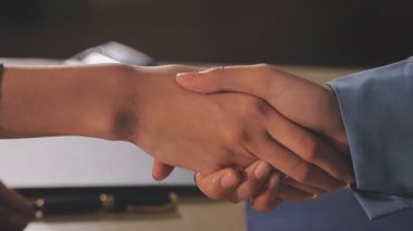 Toplantı bittikten, ticaret anlaşması imzalamak ve bir ortağı olmak için iyi bir anlaşma tartışırken sonra titreyen eller iş sözleşme her iki şirketin, başarılı bir iş adamı el sıkışma