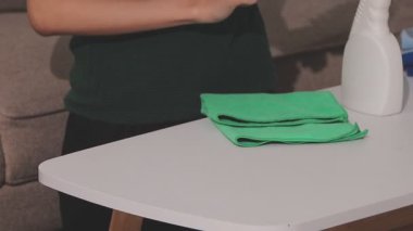 Eve birlikte temizlik mutlu genç Çift