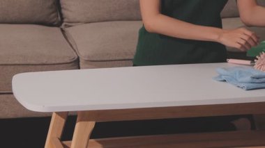 Eve birlikte temizlik mutlu genç Çift