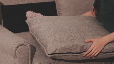 Eve birlikte temizlik mutlu genç Çift