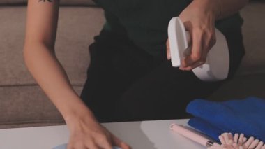 Eve birlikte temizlik mutlu genç Çift