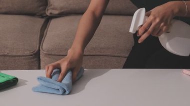 Eve birlikte temizlik mutlu genç Çift