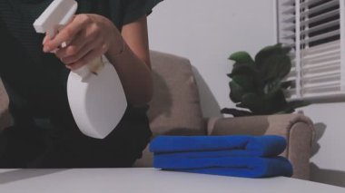 Eve birlikte temizlik mutlu genç Çift