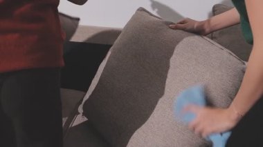 Eve birlikte temizlik mutlu genç Çift