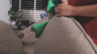 Eve birlikte temizlik mutlu genç Çift