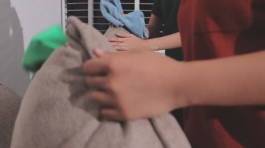 Eve birlikte temizlik mutlu genç Çift