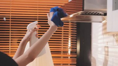 Eve birlikte temizlik mutlu genç Çift