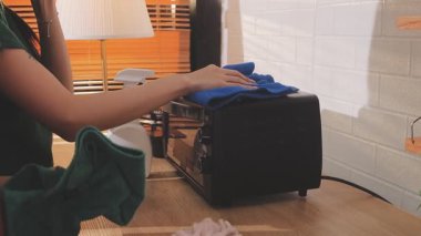 Eve birlikte temizlik mutlu genç Çift