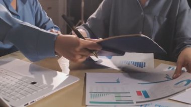 Muhasebe şirketi karlı nakit akışı için finansman ve vergilendirme planlaması, ofiste çalışan muhasebeci, mali verileri ve muhasebe kayıtlarını hesap makinesiyle analiz eder