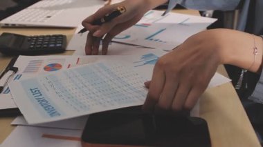 Muhasebe şirketi karlı nakit akışı için finansman ve vergilendirme planlaması, ofiste çalışan muhasebeci, mali verileri ve muhasebe kayıtlarını hesap makinesiyle analiz eder