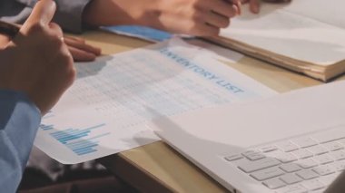 Muhasebe şirketi karlı nakit akışı için finansman ve vergilendirme planlaması, ofiste çalışan muhasebeci, mali verileri ve muhasebe kayıtlarını hesap makinesiyle analiz eder