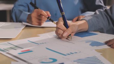 Muhasebe şirketi karlı nakit akışı için finansman ve vergilendirme planlaması, ofiste çalışan muhasebeci, mali verileri ve muhasebe kayıtlarını hesap makinesiyle analiz eder