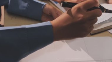 Muhasebe şirketi karlı nakit akışı için finansman ve vergilendirme planlaması, ofiste çalışan muhasebeci, mali verileri ve muhasebe kayıtlarını hesap makinesiyle analiz eder