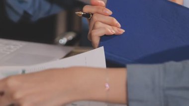 Muhasebe şirketi karlı nakit akışı için finansman ve vergilendirme planlaması, ofiste çalışan muhasebeci, mali verileri ve muhasebe kayıtlarını hesap makinesiyle analiz eder