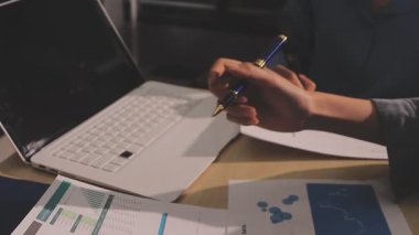 Muhasebe şirketi karlı nakit akışı için finansman ve vergilendirme planlaması, ofiste çalışan muhasebeci, mali verileri ve muhasebe kayıtlarını hesap makinesiyle analiz eder