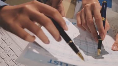 Muhasebe şirketi karlı nakit akışı için finansman ve vergilendirme planlaması, ofiste çalışan muhasebeci, mali verileri ve muhasebe kayıtlarını hesap makinesiyle analiz eder