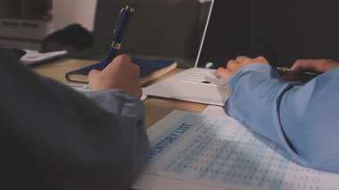 Muhasebe şirketi karlı nakit akışı için finansman ve vergilendirme planlaması, ofiste çalışan muhasebeci, mali verileri ve muhasebe kayıtlarını hesap makinesiyle analiz eder