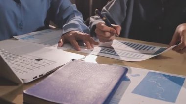 Muhasebe şirketi karlı nakit akışı için finansman ve vergilendirme planlaması, ofiste çalışan muhasebeci, mali verileri ve muhasebe kayıtlarını hesap makinesiyle analiz eder