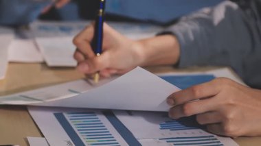 Muhasebe şirketi karlı nakit akışı için finansman ve vergilendirme planlaması, ofiste çalışan muhasebeci, mali verileri ve muhasebe kayıtlarını hesap makinesiyle analiz eder