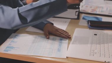 Muhasebe şirketi karlı nakit akışı için finansman ve vergilendirme planlaması, ofiste çalışan muhasebeci, mali verileri ve muhasebe kayıtlarını hesap makinesiyle analiz eder