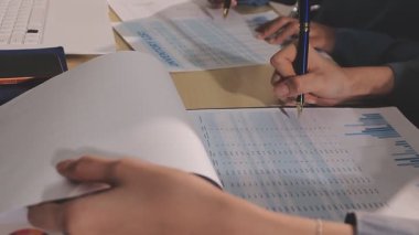 Muhasebe şirketi karlı nakit akışı için finansman ve vergilendirme planlaması, ofiste çalışan muhasebeci, mali verileri ve muhasebe kayıtlarını hesap makinesiyle analiz eder