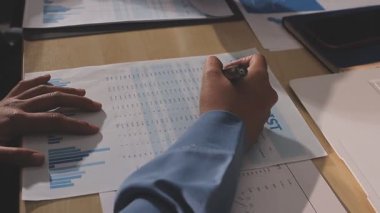 Muhasebe şirketi karlı nakit akışı için finansman ve vergilendirme planlaması, ofiste çalışan muhasebeci, mali verileri ve muhasebe kayıtlarını hesap makinesiyle analiz eder