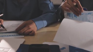 Muhasebe şirketi karlı nakit akışı için finansman ve vergilendirme planlaması, ofiste çalışan muhasebeci, mali verileri ve muhasebe kayıtlarını hesap makinesiyle analiz eder