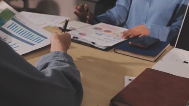 Muhasebe şirketi karlı nakit akışı için finansman ve vergilendirme planlaması, ofiste çalışan muhasebeci, mali verileri ve muhasebe kayıtlarını hesap makinesiyle analiz eder