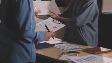 Muhasebe şirketi karlı nakit akışı için finansman ve vergilendirme planlaması, ofiste çalışan muhasebeci, mali verileri ve muhasebe kayıtlarını hesap makinesiyle analiz eder