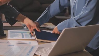 Muhasebe şirketi karlı nakit akışı için finansman ve vergilendirme planlaması, ofiste çalışan muhasebeci, mali verileri ve muhasebe kayıtlarını hesap makinesiyle analiz eder