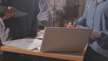 Muhasebe şirketi karlı nakit akışı için finansman ve vergilendirme planlaması, ofiste çalışan muhasebeci, mali verileri ve muhasebe kayıtlarını hesap makinesiyle analiz eder