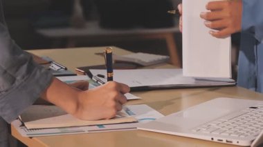 Muhasebe şirketi karlı nakit akışı için finansman ve vergilendirme planlaması, ofiste çalışan muhasebeci, mali verileri ve muhasebe kayıtlarını hesap makinesiyle analiz eder