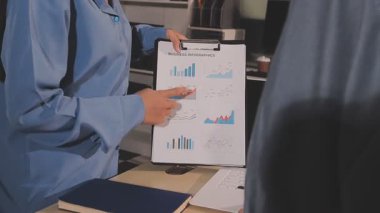 Muhasebe şirketi karlı nakit akışı için finansman ve vergilendirme planlaması, ofiste çalışan muhasebeci, mali verileri ve muhasebe kayıtlarını hesap makinesiyle analiz eder