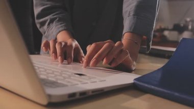 Muhasebe şirketi karlı nakit akışı için finansman ve vergilendirme planlaması, ofiste çalışan muhasebeci, mali verileri ve muhasebe kayıtlarını hesap makinesiyle analiz eder