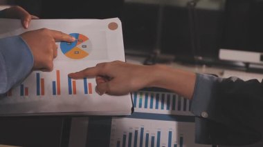 Muhasebe şirketi karlı nakit akışı için finansman ve vergilendirme planlaması, ofiste çalışan muhasebeci, mali verileri ve muhasebe kayıtlarını hesap makinesiyle analiz eder