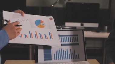 Muhasebe şirketi karlı nakit akışı için finansman ve vergilendirme planlaması, ofiste çalışan muhasebeci, mali verileri ve muhasebe kayıtlarını hesap makinesiyle analiz eder