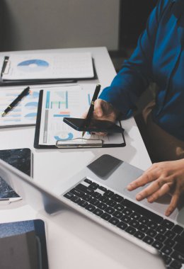 İş kadınları mali verileri analiz ediyor, ofisteki yatırım stratejisini tartışıyor