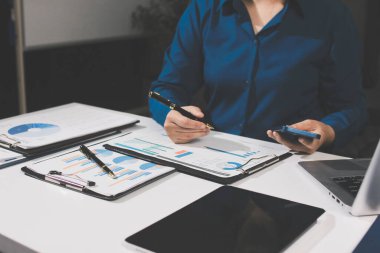 İş kadınları mali verileri analiz ediyor, ofisteki yatırım stratejisini tartışıyor