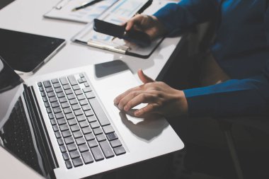 İş kadınları mali verileri analiz ediyor, ofisteki yatırım stratejisini tartışıyor