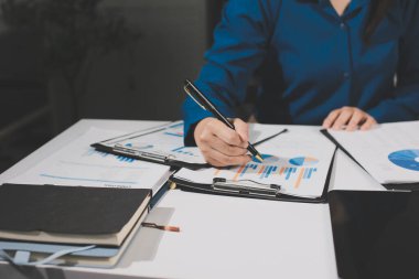 İş kadınları mali verileri analiz ediyor, ofisteki yatırım stratejisini tartışıyor