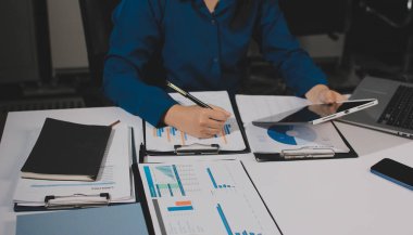 İş kadınları mali verileri analiz ediyor, ofisteki yatırım stratejisini tartışıyor