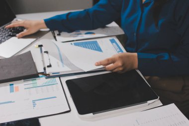 İş kadınları mali verileri analiz ediyor, ofisteki yatırım stratejisini tartışıyor