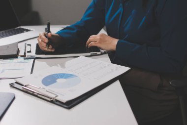 İş kadınları mali verileri analiz ediyor, ofisteki yatırım stratejisini tartışıyor