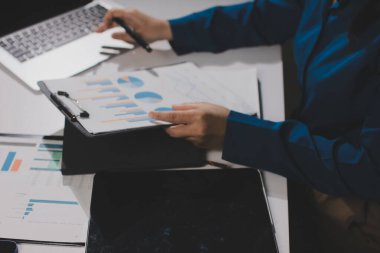 İş kadınları mali verileri analiz ediyor, ofisteki yatırım stratejisini tartışıyor