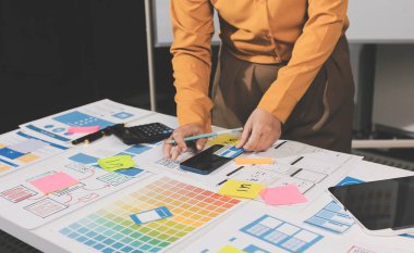 UI UX web tasarımcılarından oluşan takım UI UX ön tasarım önizlemeleri, UI UX web geliştirme fikirleri ve ön uç tasarımcı ile mobil yanıt veren web siteleri geliştirmek için birlikte çalışıyor. uygulama geliştirme