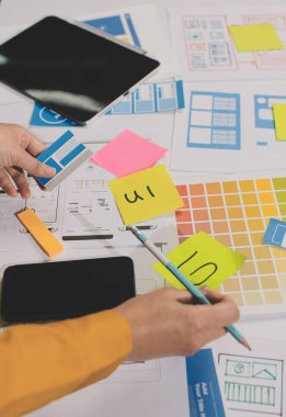 UI UX web tasarımcılarından oluşan takım UI UX ön tasarım önizlemeleri, UI UX web geliştirme fikirleri ve ön uç tasarımcı ile mobil yanıt veren web siteleri geliştirmek için birlikte çalışıyor. uygulama geliştirme