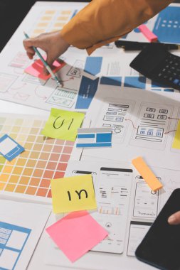 UI UX web tasarımcılarından oluşan takım UI UX ön tasarım önizlemeleri, UI UX web geliştirme fikirleri ve ön uç tasarımcı ile mobil yanıt veren web siteleri geliştirmek için birlikte çalışıyor. uygulama geliştirme