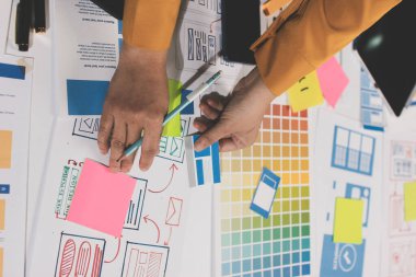 UI UX web tasarımcılarından oluşan takım UI UX ön tasarım önizlemeleri, UI UX web geliştirme fikirleri ve ön uç tasarımcı ile mobil yanıt veren web siteleri geliştirmek için birlikte çalışıyor. uygulama geliştirme